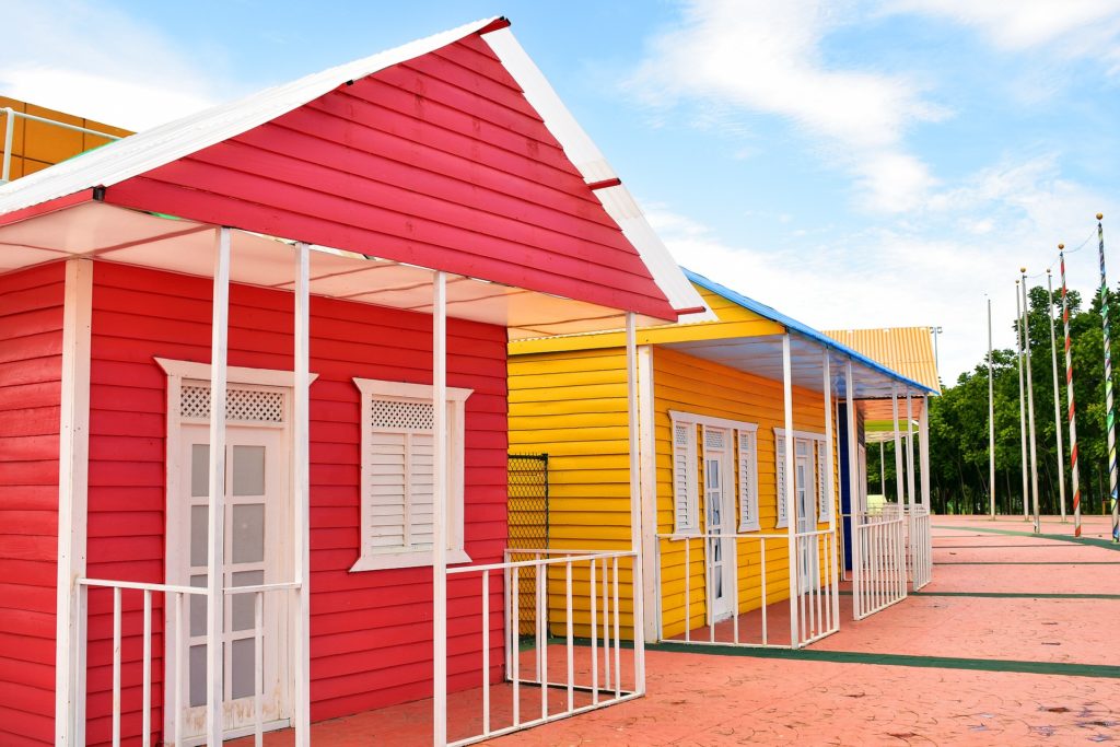 casas de madera de colores